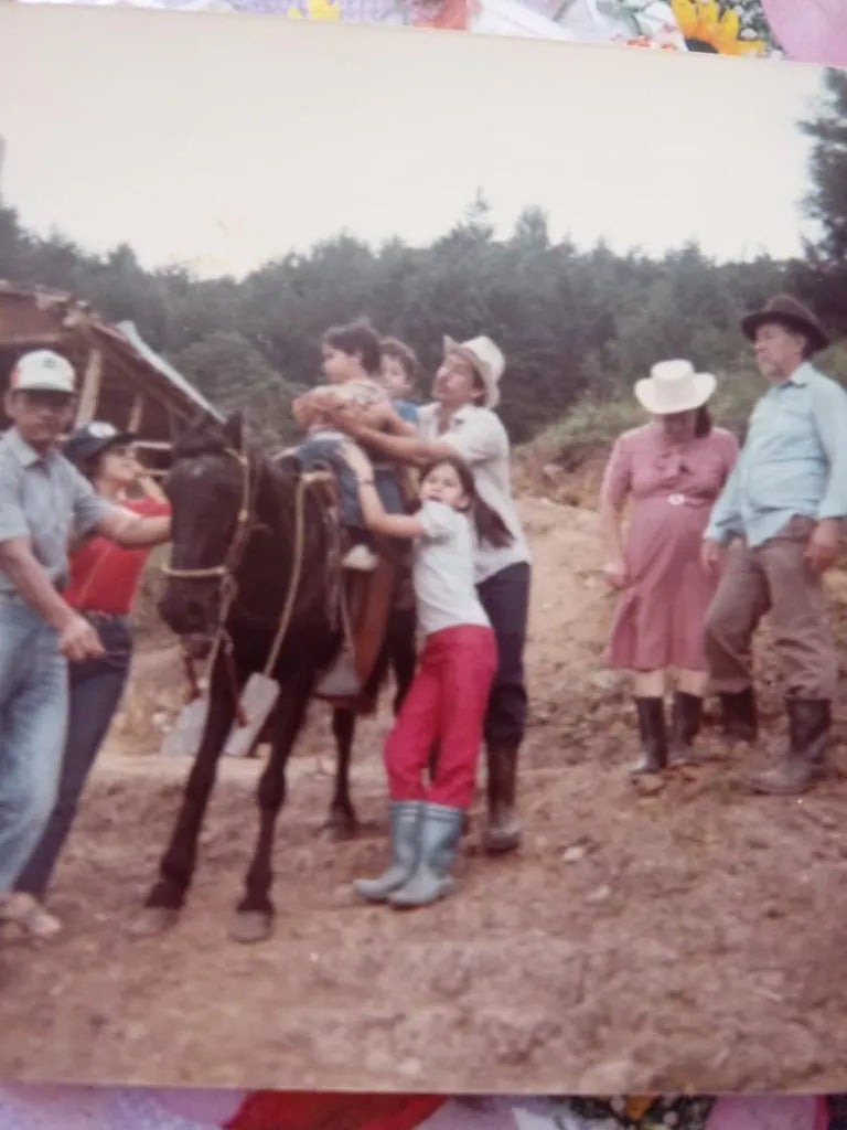 Espresso - La Familia, Colombia - Strawberry sherbet - White chocolate - Almonds